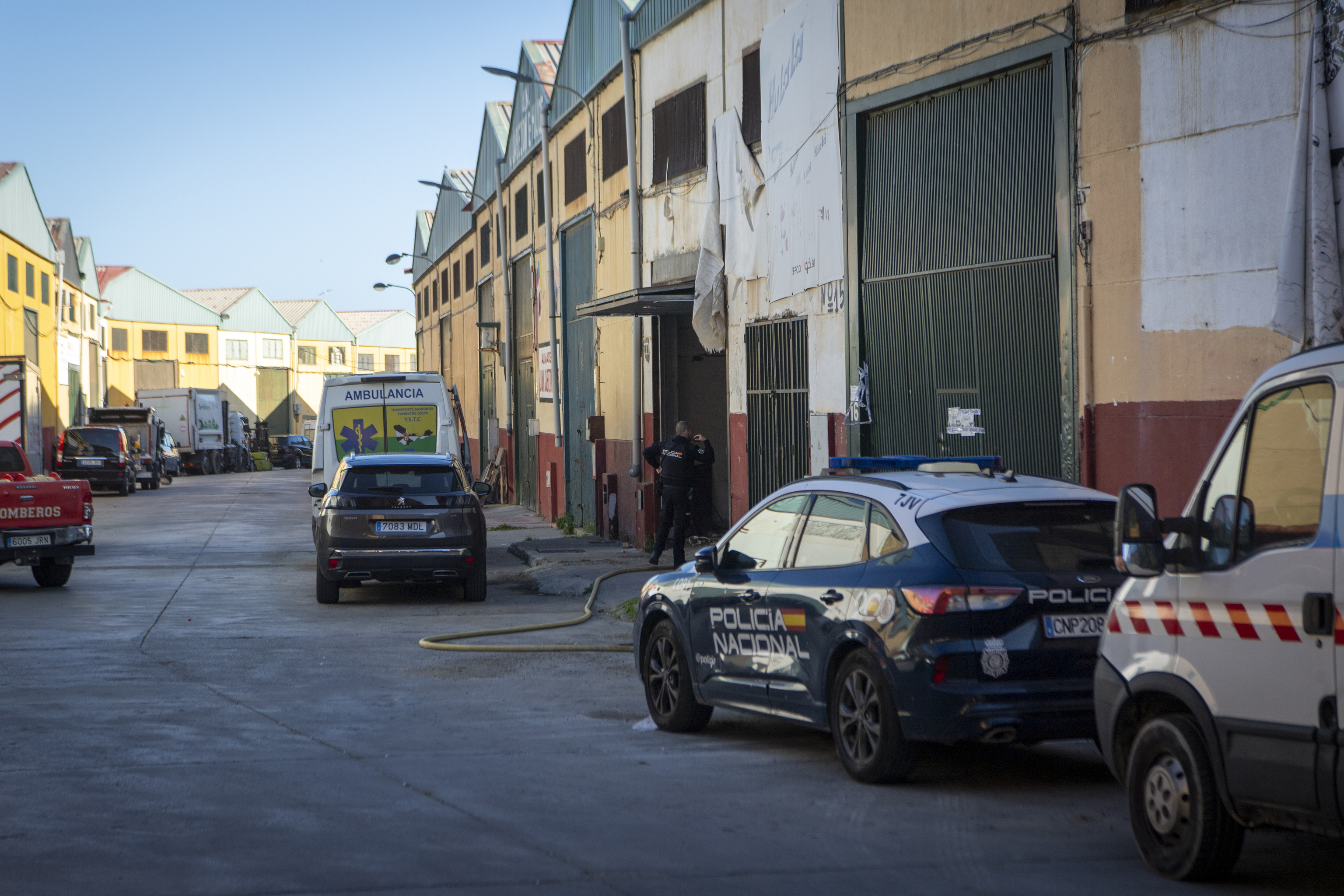 Agentes de la Policía junto a la nave del polígono de El Tarajal inspeccionada.