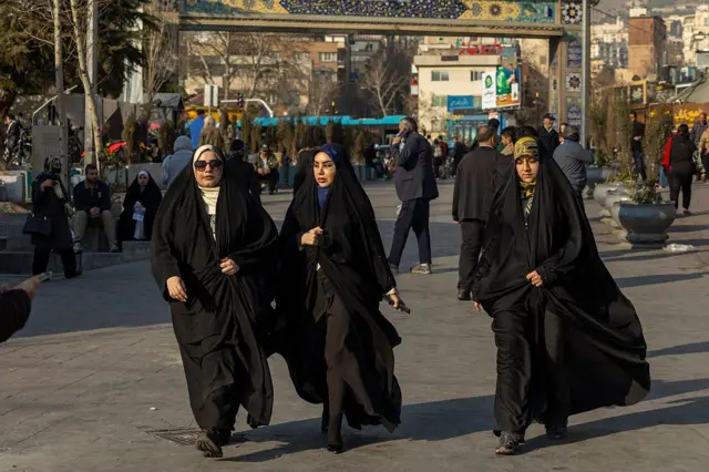 Mujeres caminando en Teherán