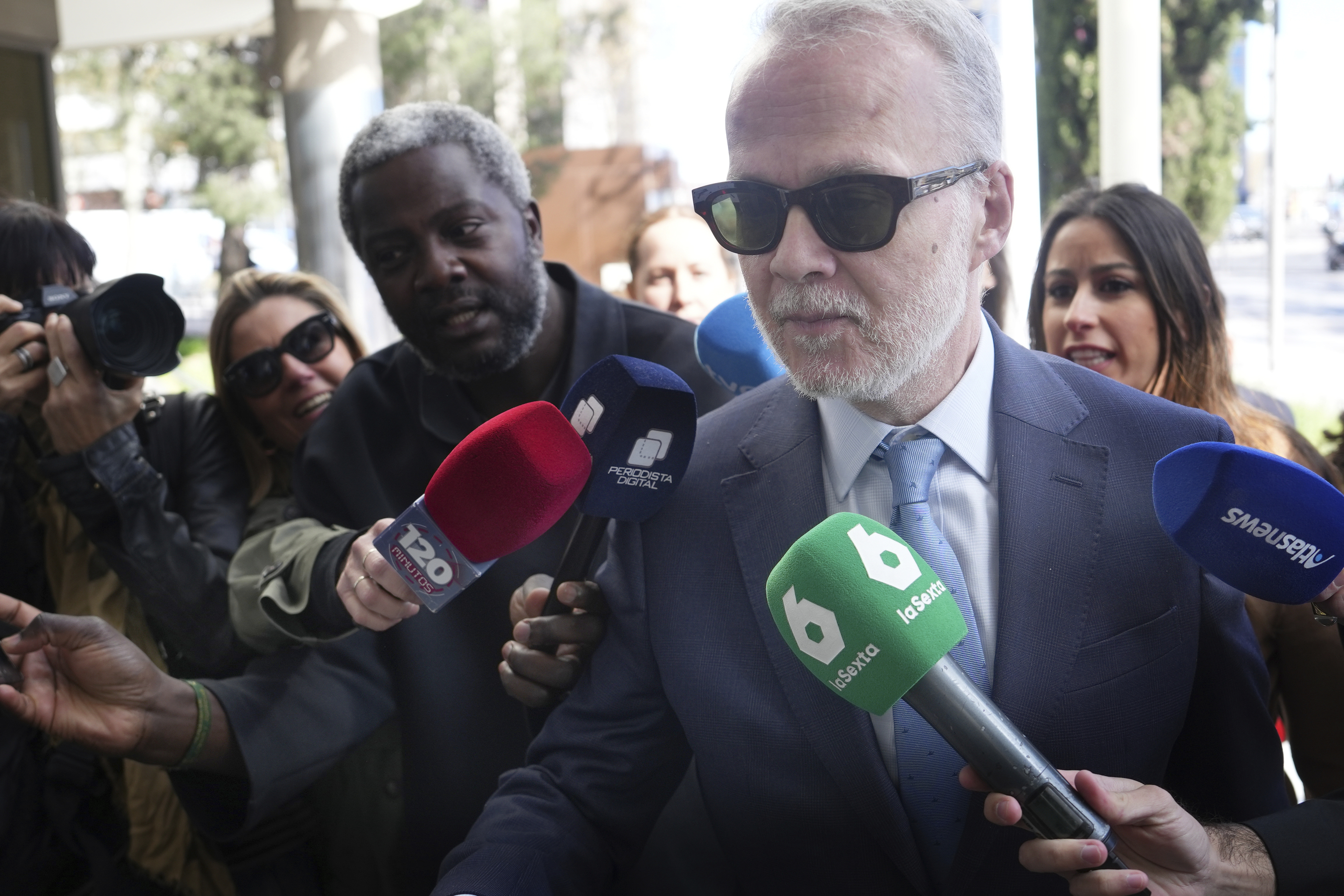 El abogado de Begoña Gómez, Antonio Camacho, a su llegada a los Juzgados de Plaza de Castilla de Madrid.