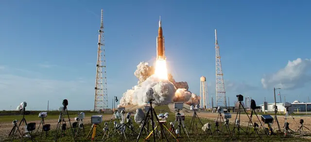 Momento del despeje del cohete de la misión Artemis II