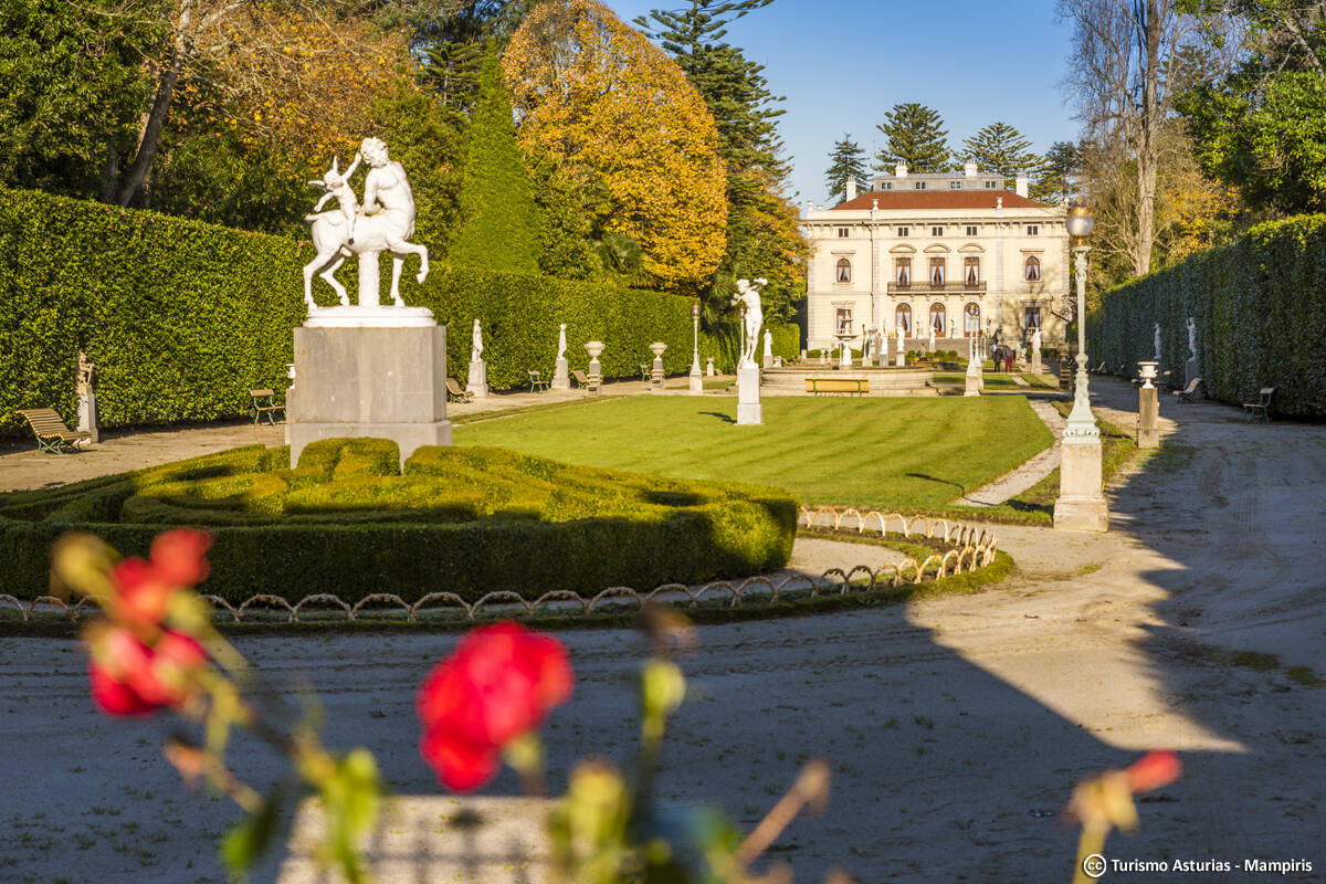 Foto: Los cuidados jardines y esculturas clásicas rodean este histórico palacio asturiano situado en Cudillero. (Turismo Asturias)