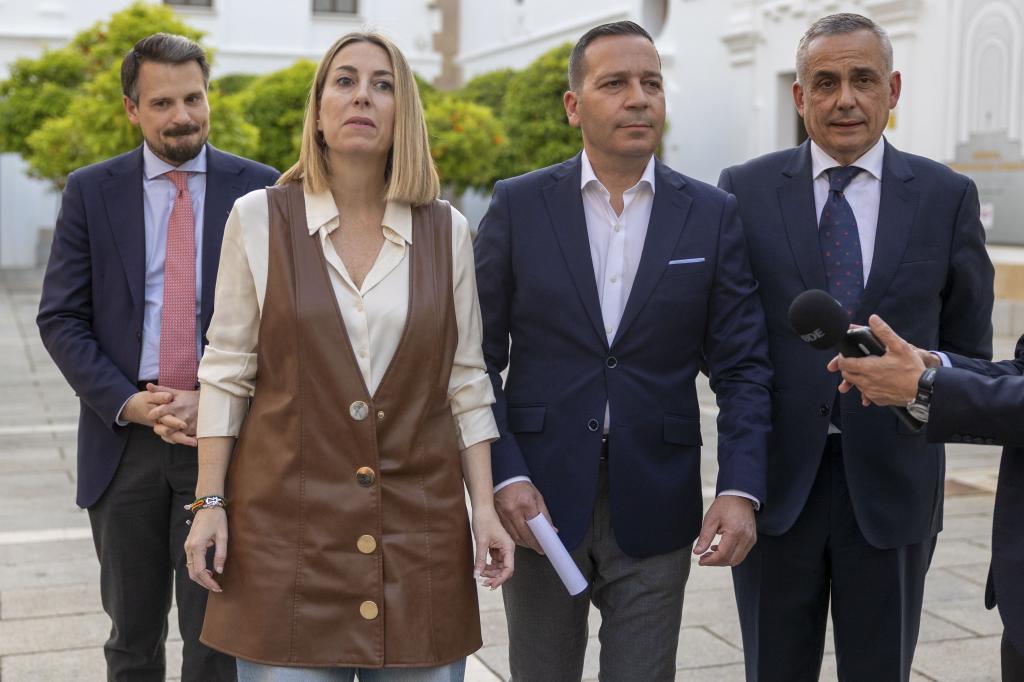 María Guardiola, al anunciar el pacto con el líder de Vox en Extremadura, Óscar Fernández.