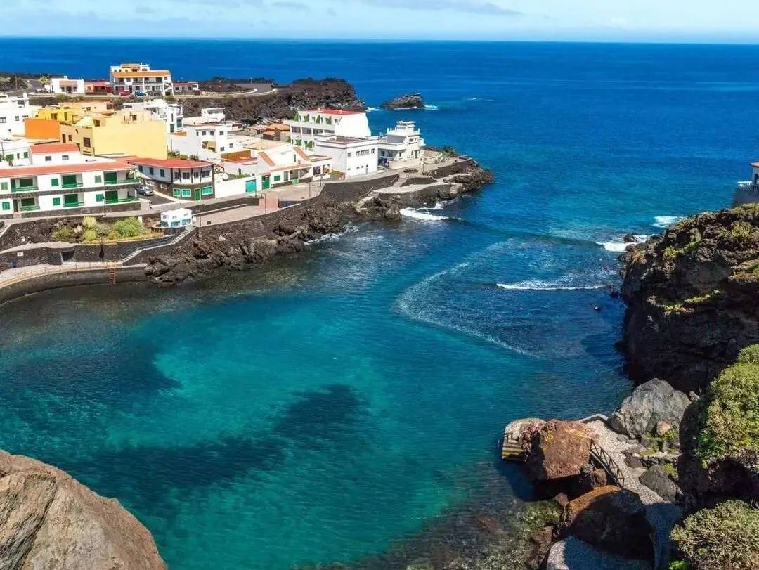 Foto: Un pequeño pueblo de El Hierro donde la fuerza del Atlántico ha esculpido una piscina natural única, abrazada por roca volcánica y casas encaladas. (Facebook)
