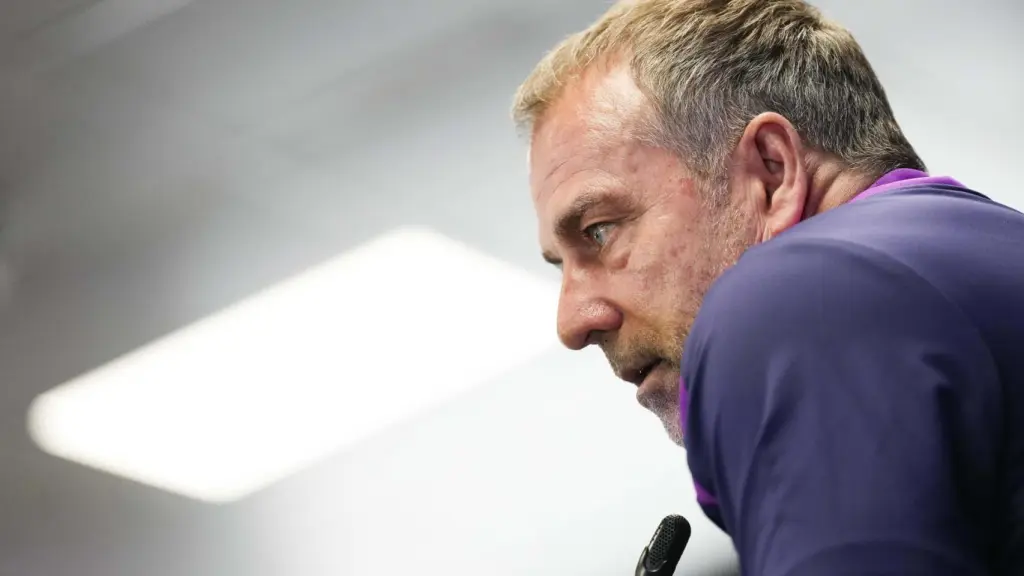 Hansi Flick atiende a los medios en la rueda de prensa previa al partido contra el Atlético de Madrid.