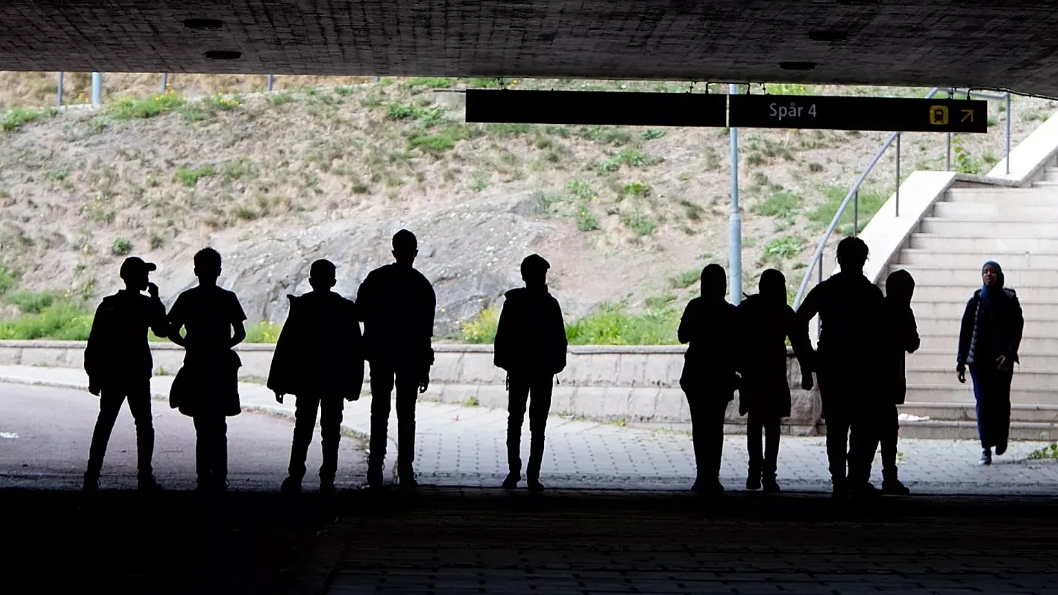 Migrant pupils walk under a railway bridge in Flen, 30 August, 2018 