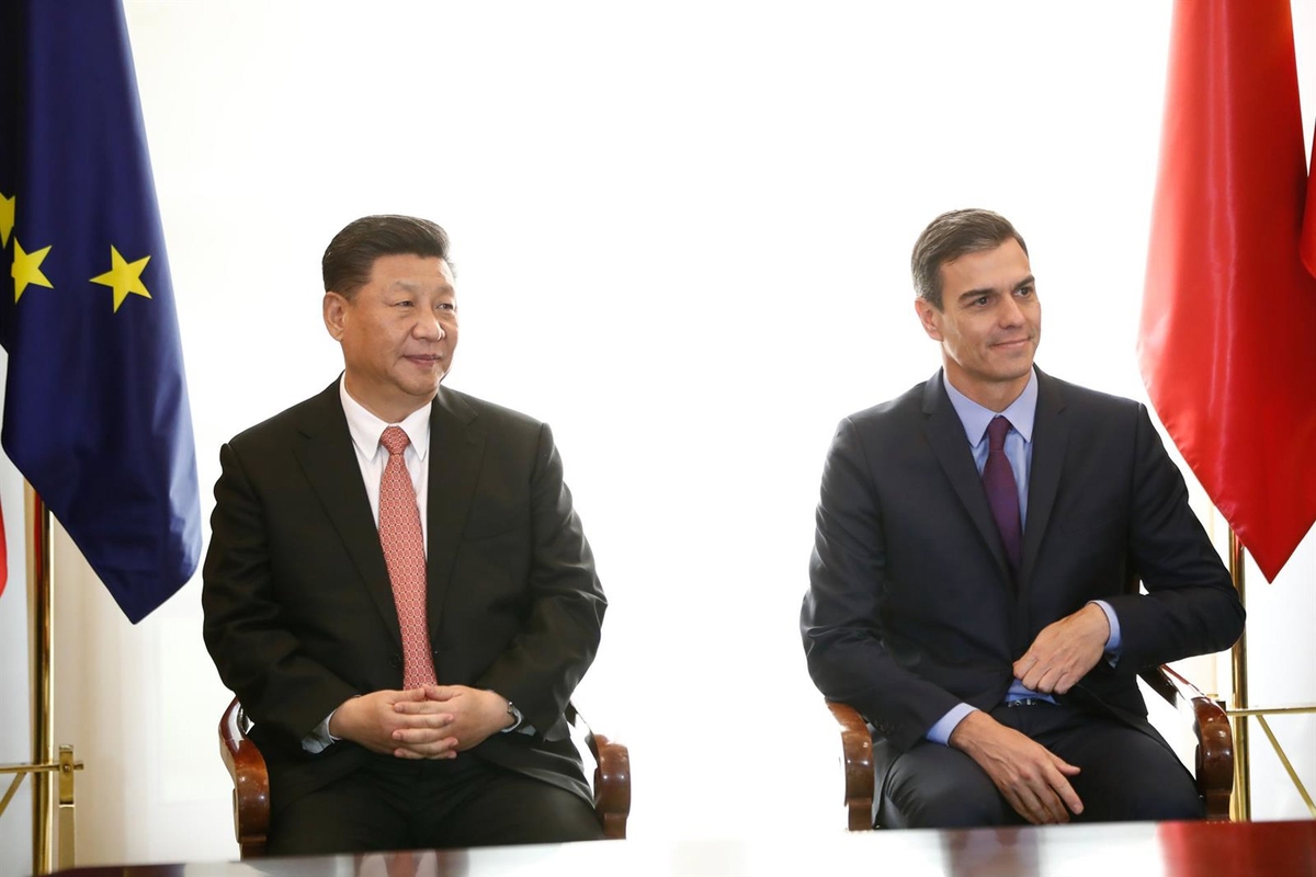 El presidente de la República China, Xi Jinping, y el presidente del Gobierno, Pedro Sánchez, durante la firma de acuerdos entre ambos países. (Óscar J. Barroso - Europa Press)