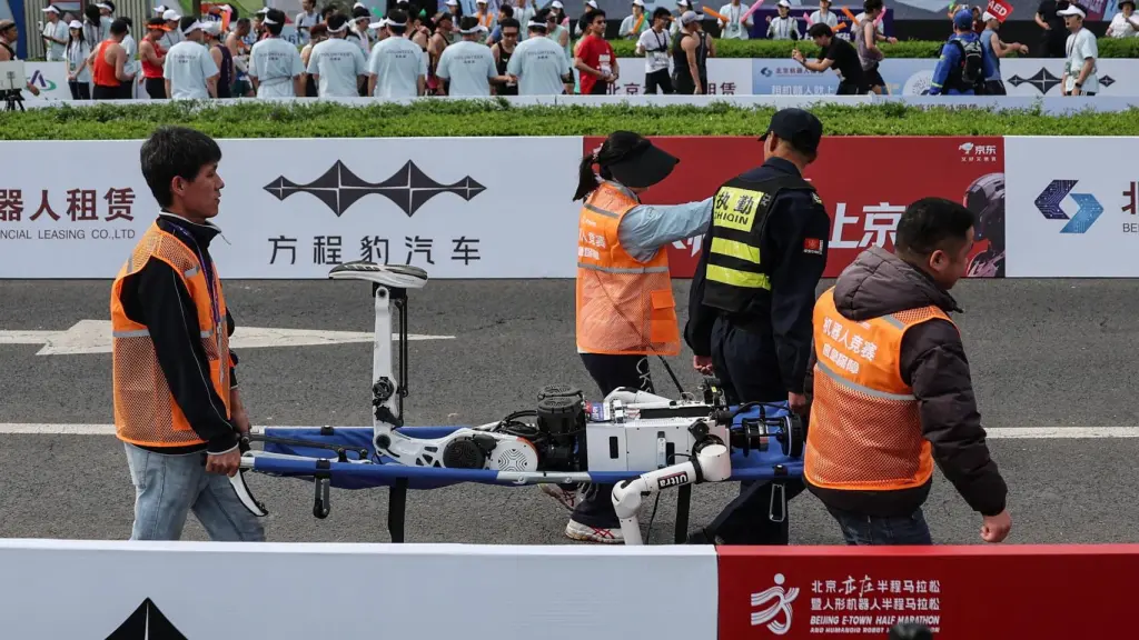 Uno de los robots accidentados es evacuado en camilla por los operarios.