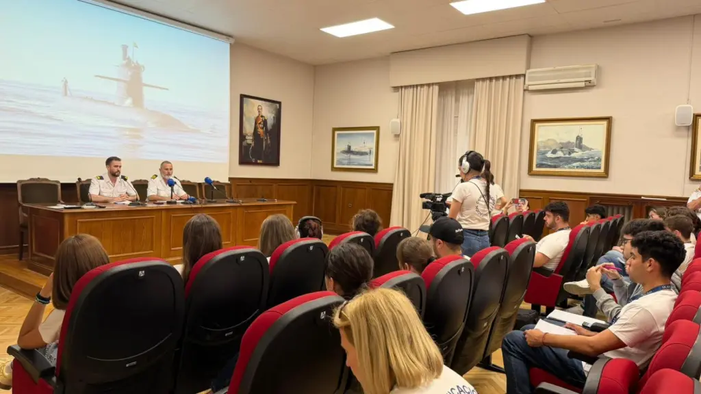 Alumnos en rueda de prensa impartida por el portavoz y Capitán de Fragata, Juan Manuel López Navarro