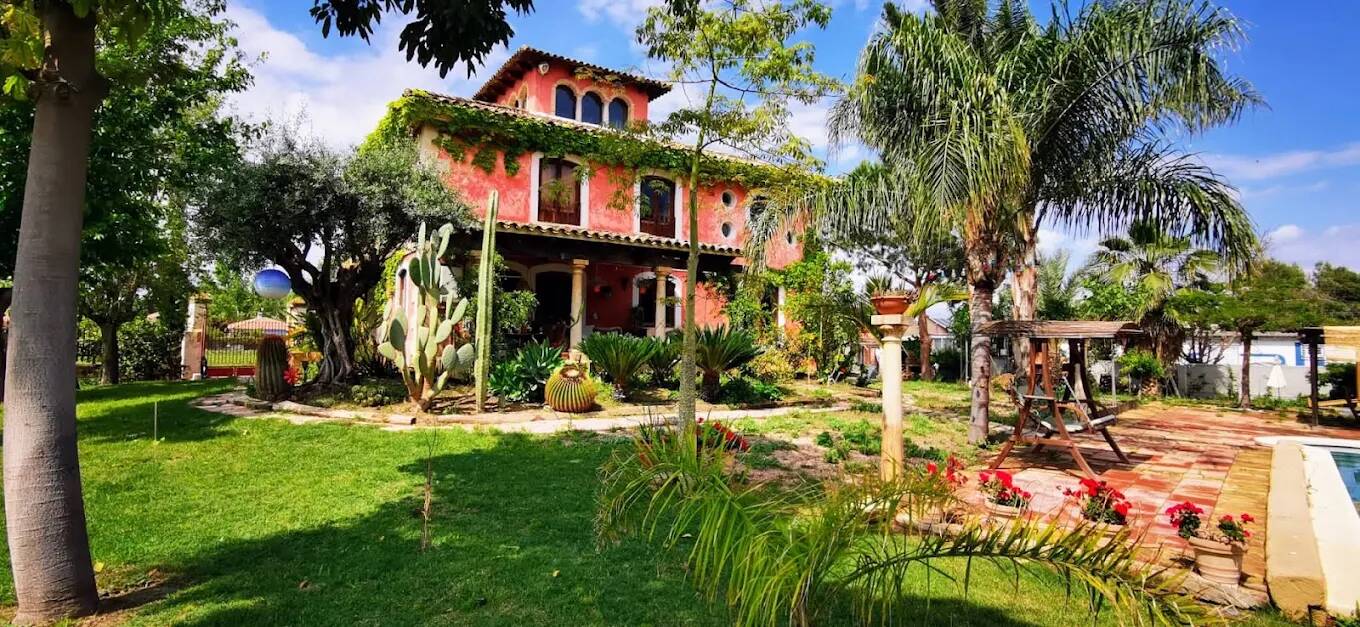 Foto: Vivienda de estilo toscano en plena huerta murciana, rodeada de frondosos jardines. (Google)