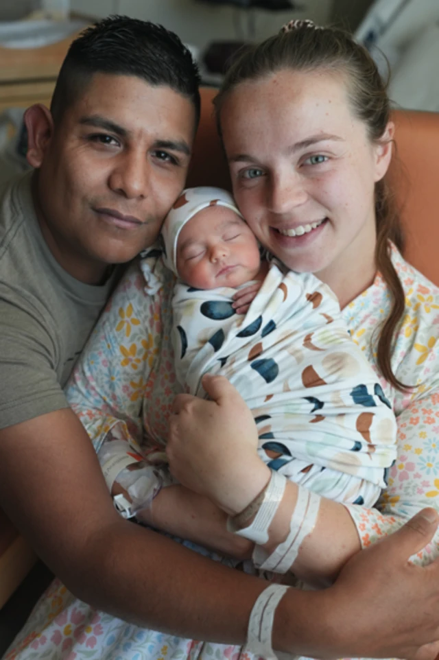 La familia Pérez en Misuri, EE.UU., con una de sus hijas recién nacida.