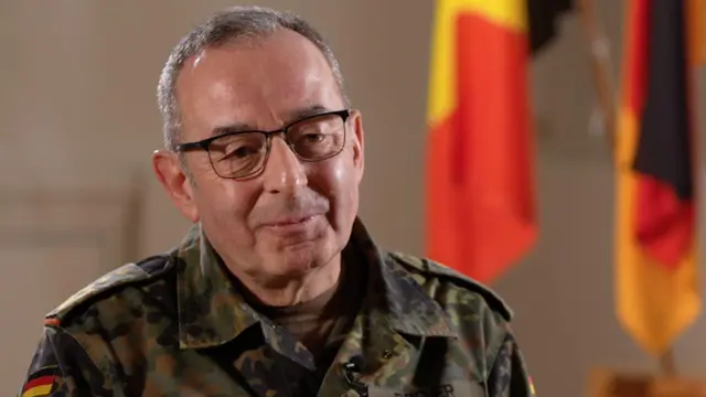 El general Carsten Breuer, con anteojos y uniforme de fatiga