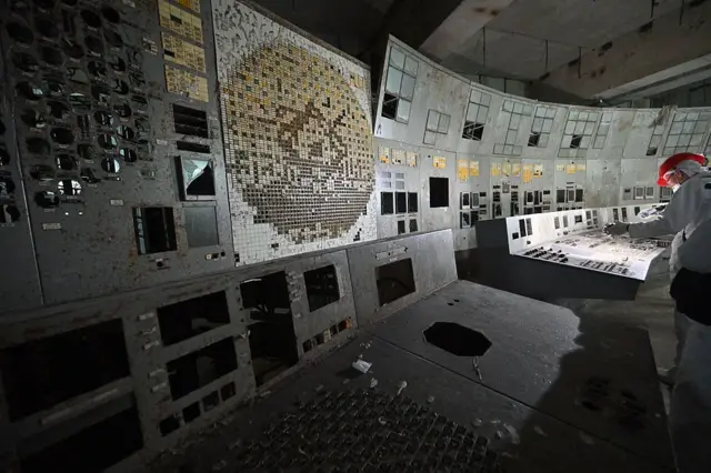 Paneles de control de la planta nuclear abandonada de Chernóbil