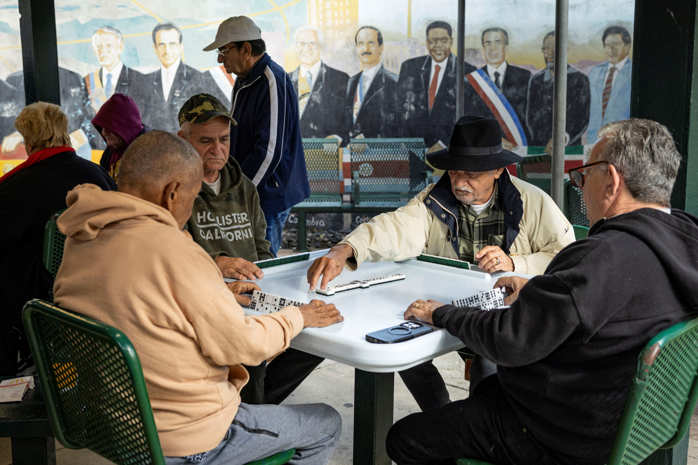 Foto: Un grupo de personas juega al dominó en Miami. (Reuters/Eva Marie Uzcategui)