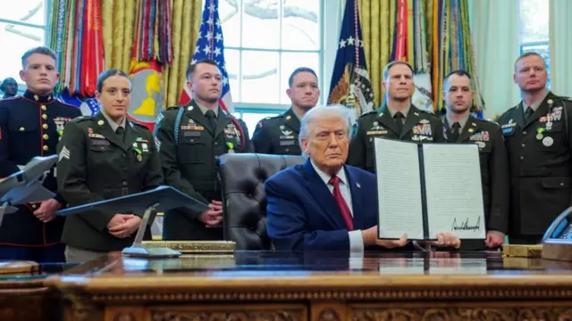 Trump con militares