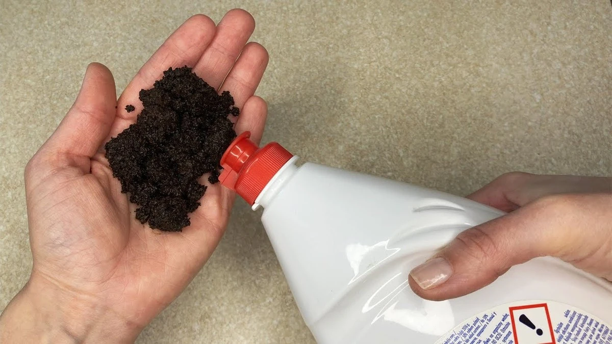 Grasa quemada en la cocina: mezcla café molido usado con detergente - image 1