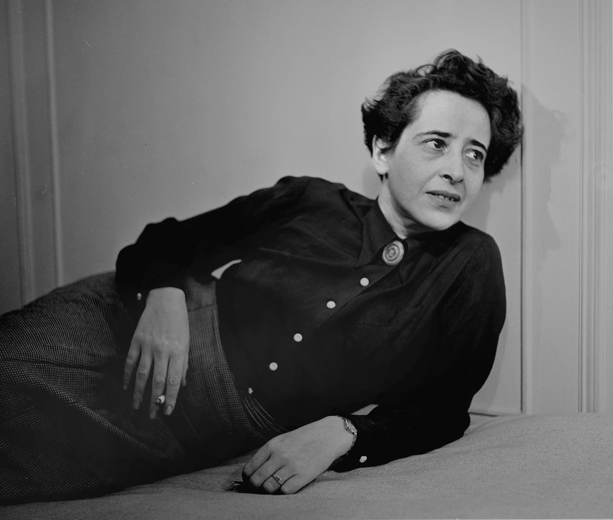 Hannah Arendt y la política moderna: por qué tu pensamiento nace de la experiencia - image 1
