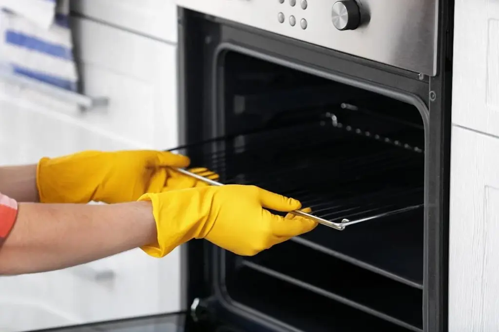 Horno impecable sin frotar: el truco del bicarbonato de sodio que lo deja nuevo