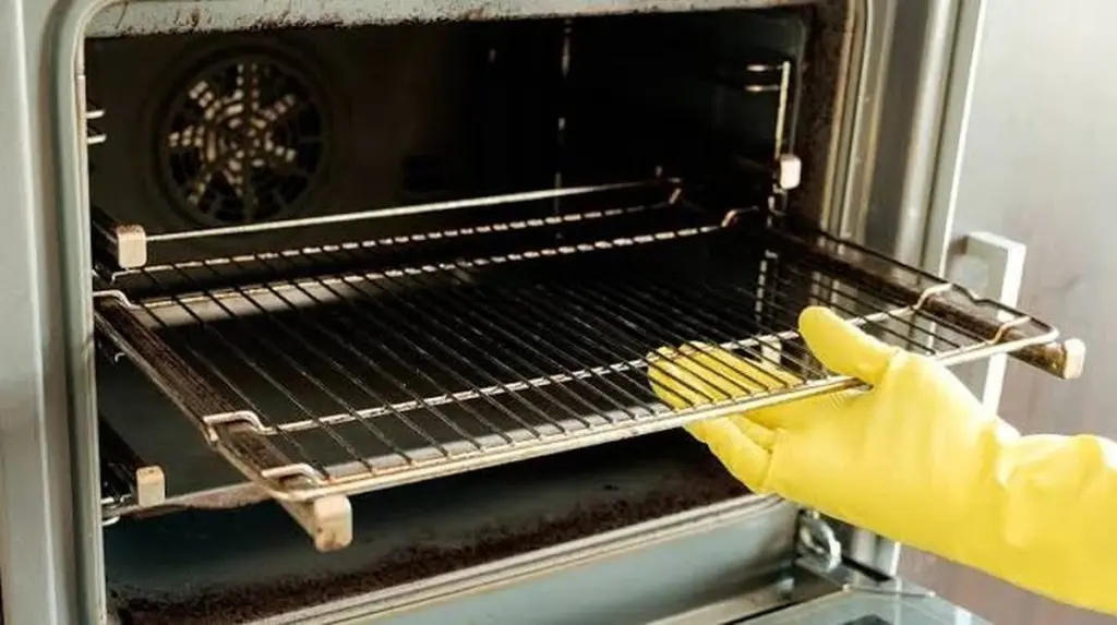 Horno impecable sin frotar: el truco con pastillas para lavavajillas y bicarbonato de sodio