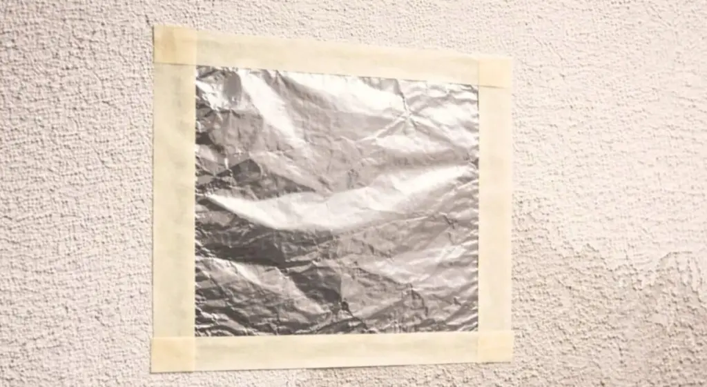 Humedad en casa: por qué pego papel de aluminio en la pared este 2026