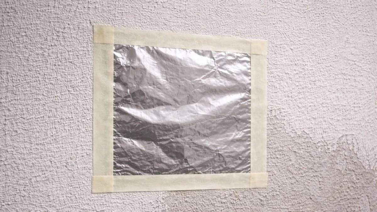 Humedad en casa: por qué pego papel de aluminio en la pared este 2026 - image 1