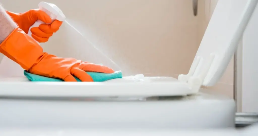 Inodoro amarillento: el truco de 40 minutos para una limpieza de baño profesional
