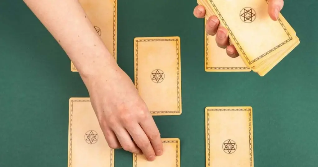 Las cartas del Tarot revelan tu destino para el 9 de abril de 2026: ¡lo que no puedes ignorar!