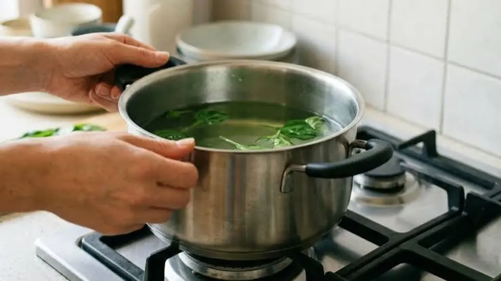 No tires el agua de espinacas hervida: el truco para limpiar tu estufa