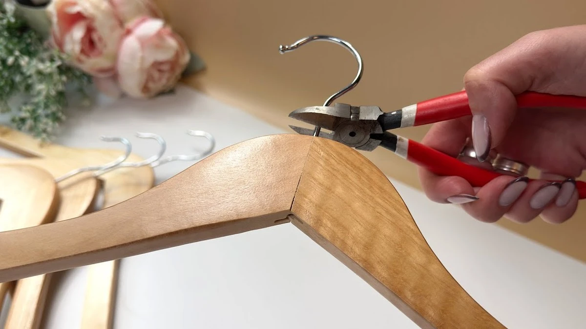 No tires tus perchas viejas: 5 trucos para organizar tu ropa y hogar - image 1