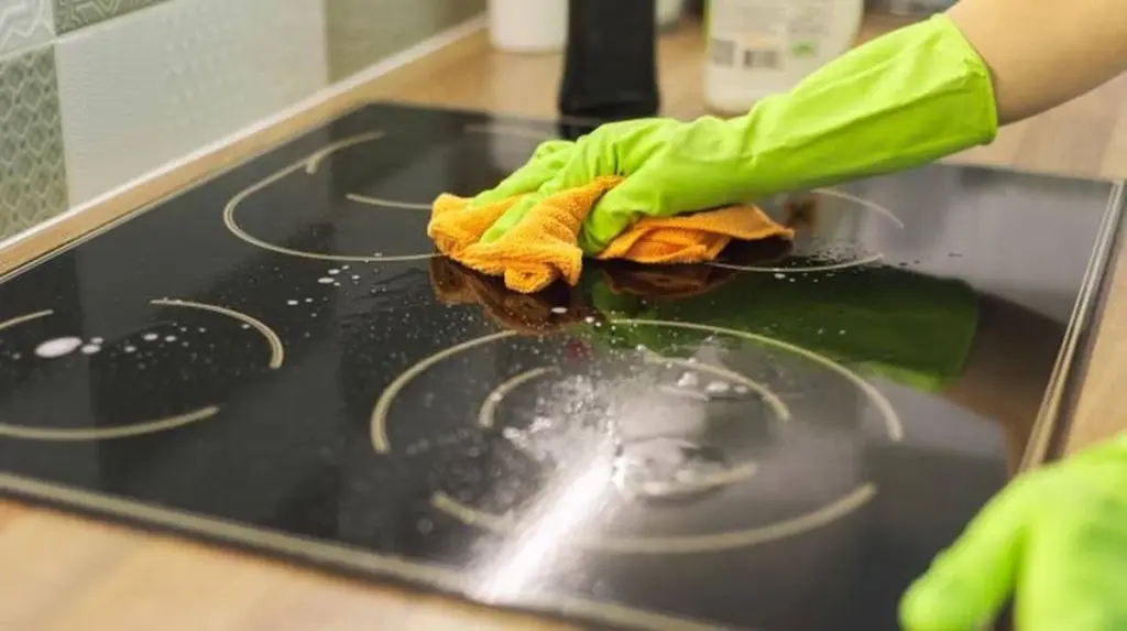 Placa de cocina impecable: el truco del vinagre blanco para que brille en 15 minutos