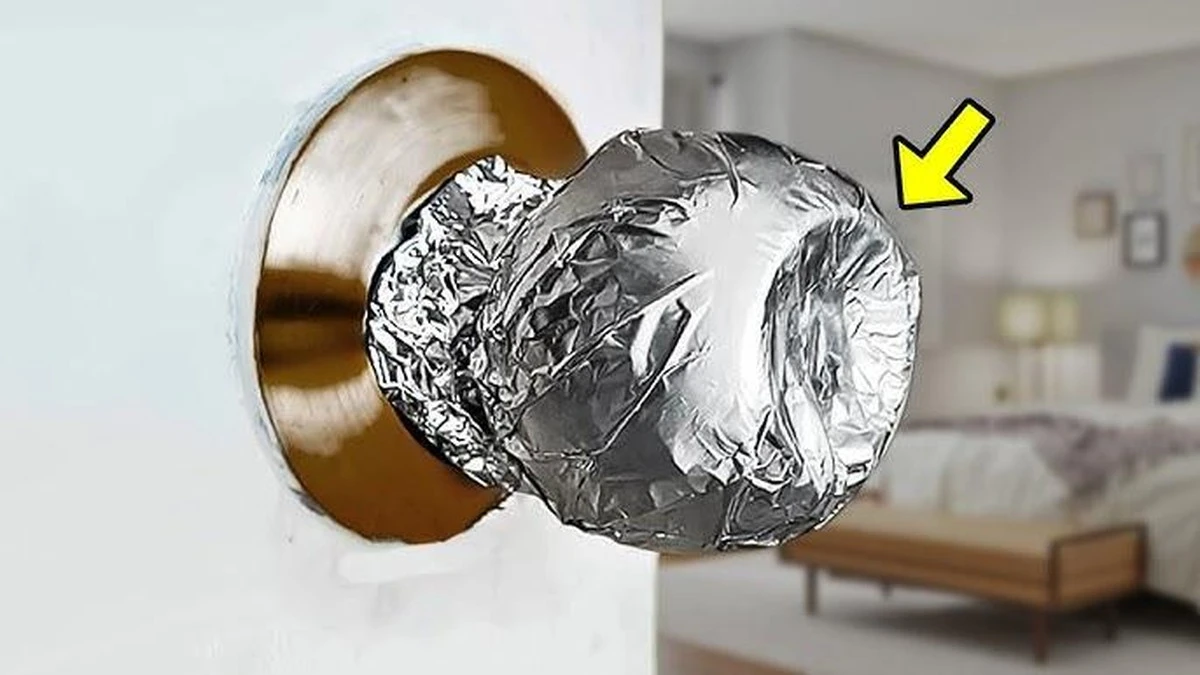 Pomos de las puertas con papel de aluminio: el truco contra calambres y robos - image 1