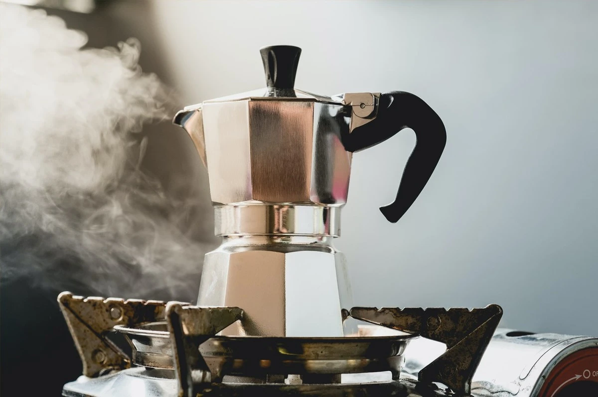 Por qué los italianos mojan el filtro de café con agua fría antes de prepararlo - image 1