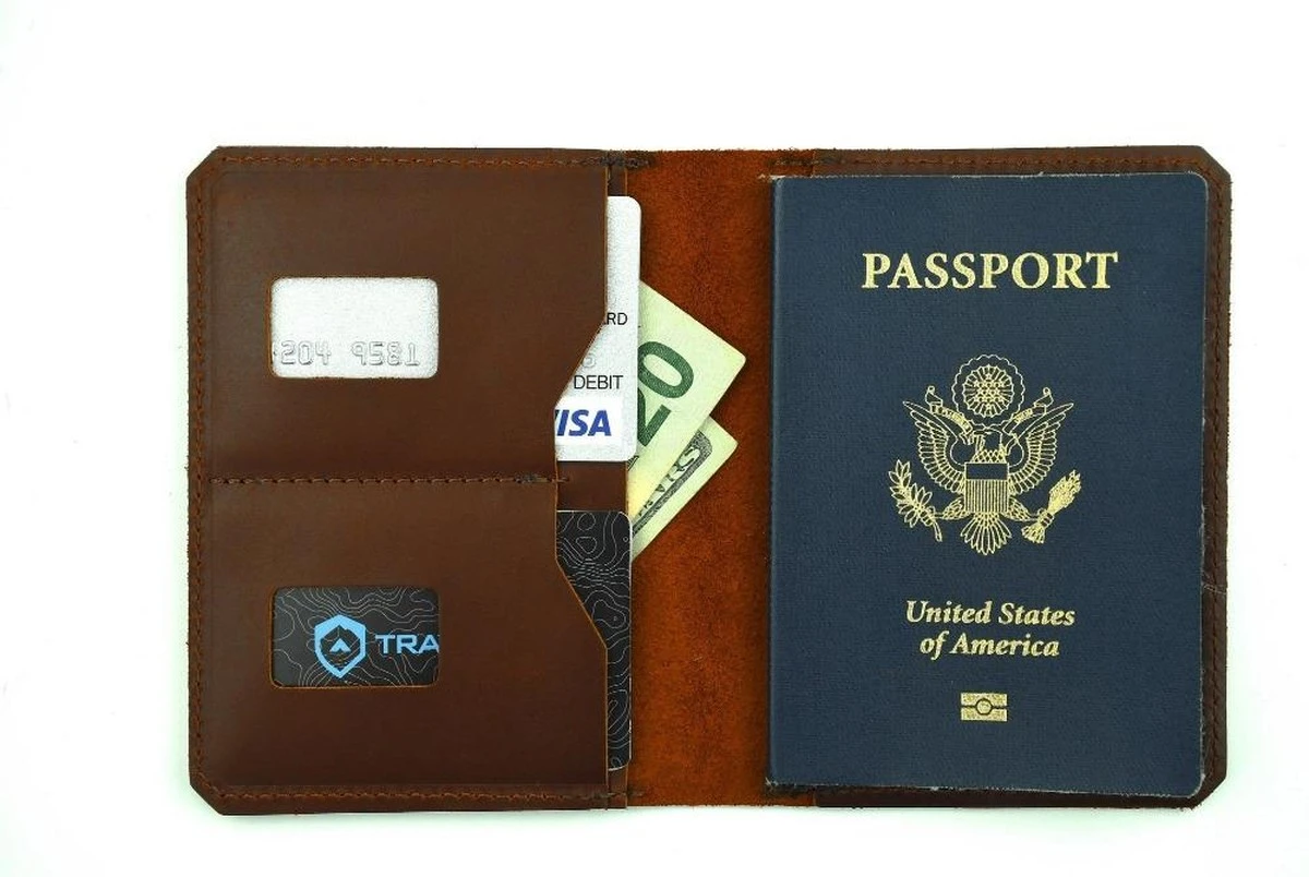 Por qué los viajeros inteligentes envuelven su pasaporte en papel de aluminio - image 1