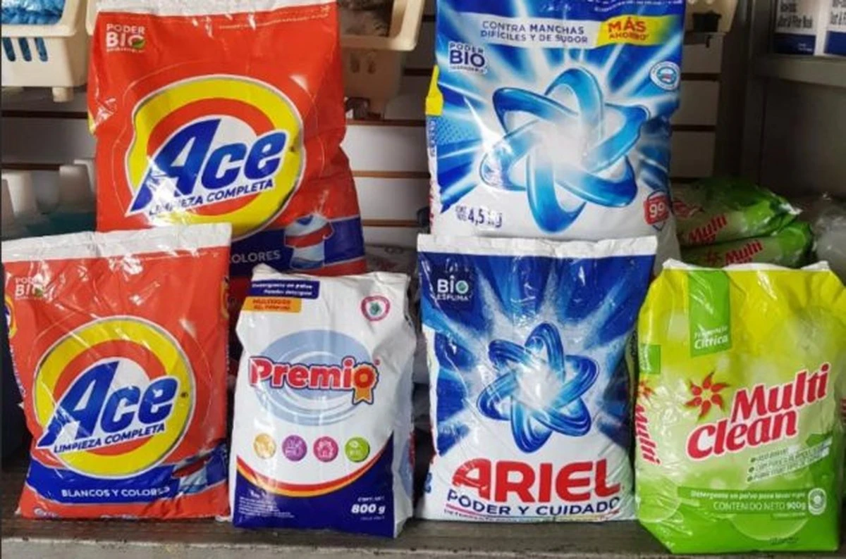 Por qué poner el detergente directamente en la ropa arruina tus prendas oscuras - image 1