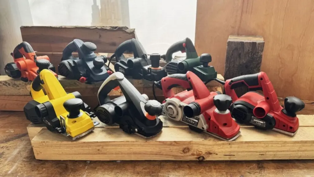 Puertas que rozan: el truco con Einhell TE-PL 900 para un acabado profesional