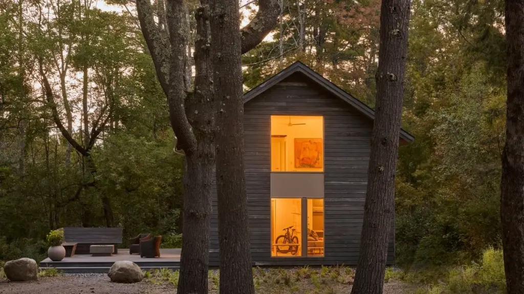 Refugio en Vermont: Fowlkes Studio crea la "Tiny House" negra antistrés