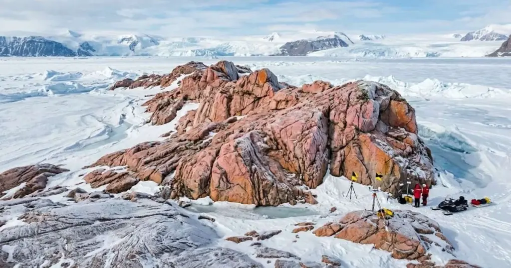 Rocas Rosas en Antártida: La Estructura Secreta Bajo el Hielo que Tiene 175 Millones de Años