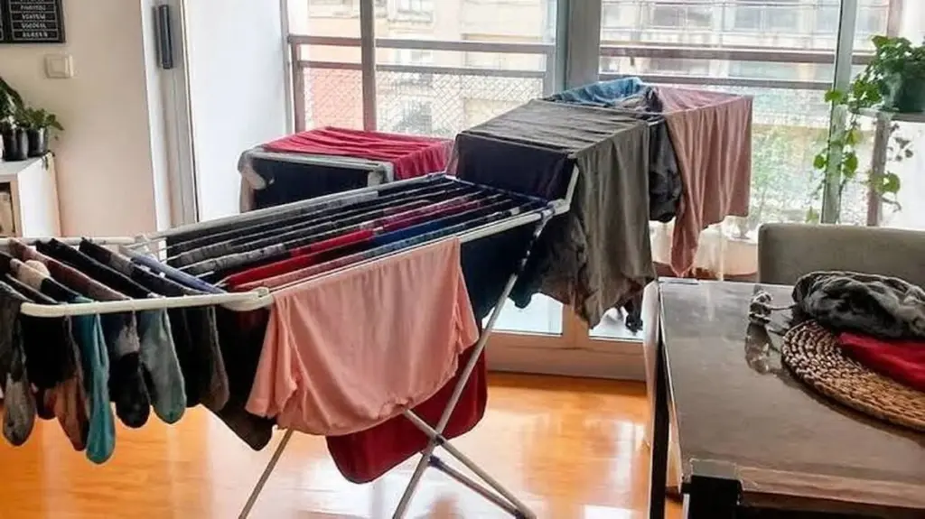 Ropa sin humedad: el truco de la toalla para secar todo en minutos