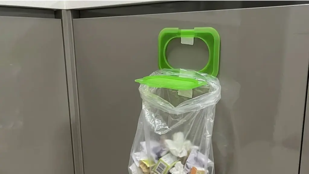 Tapa de toallitas húmedas y cinta de doble cara: el truco para organizar todo