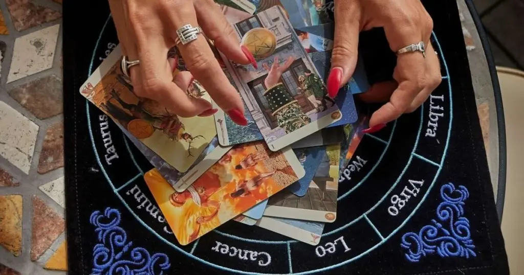 Tarot de Abril: La Guía Astrológica para los 12 Signos el 1 de Abril de 2026