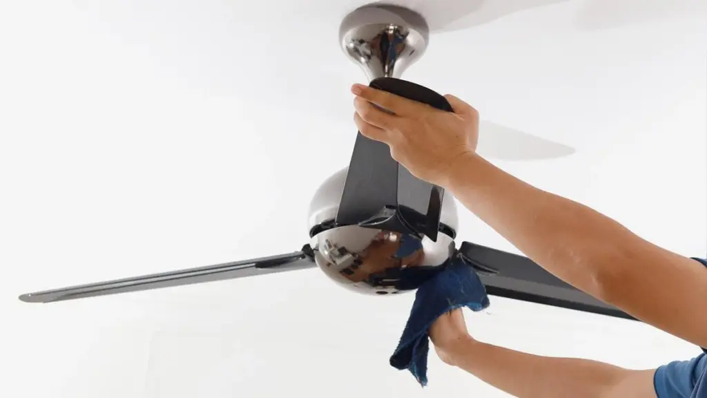 Ventilador de techo impecable: el truco de la funda de almohada para atrapar el polvo