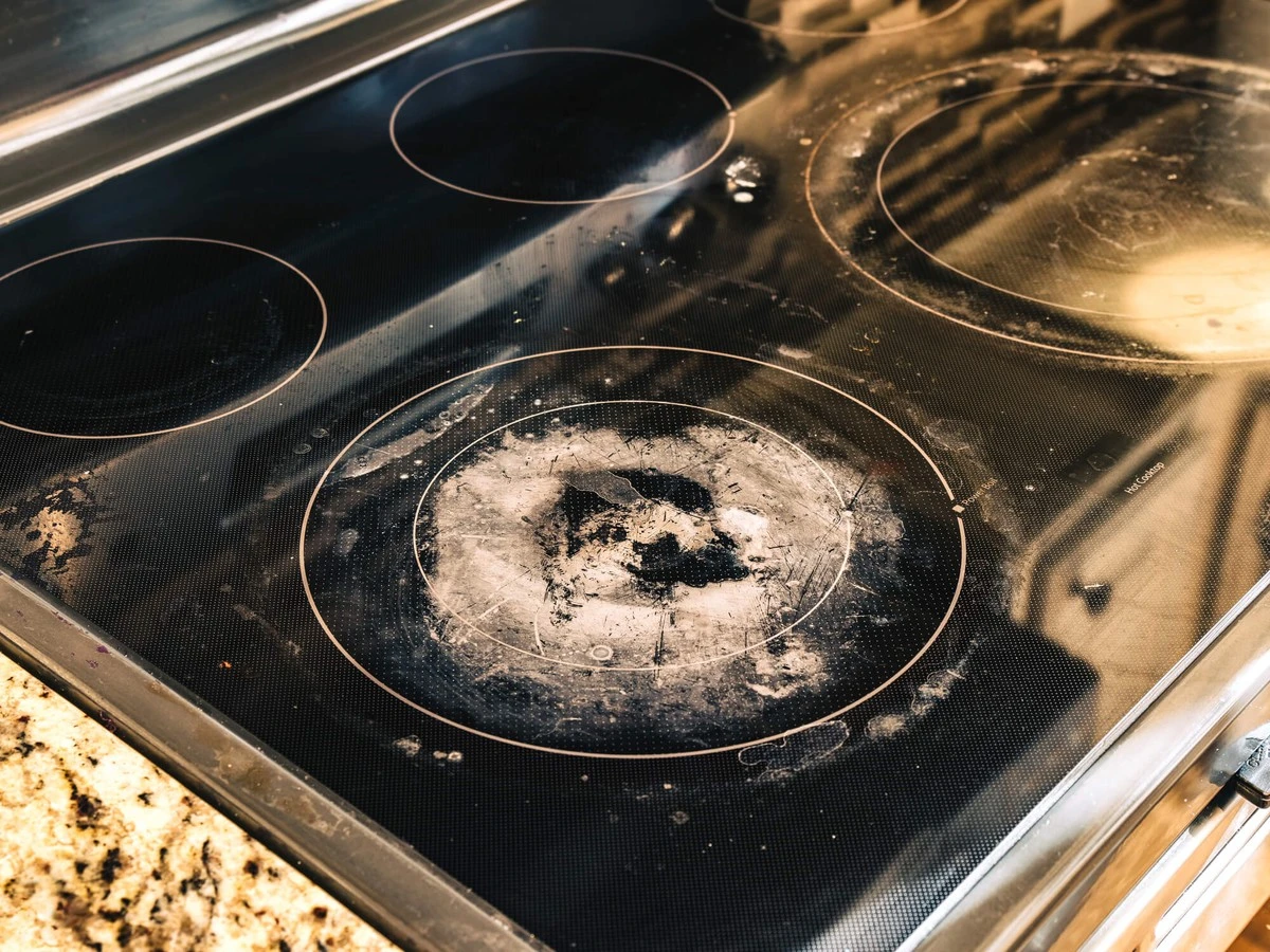 Vidrio cerámico roto: el error común que daña tu cocina de inducción - image 1