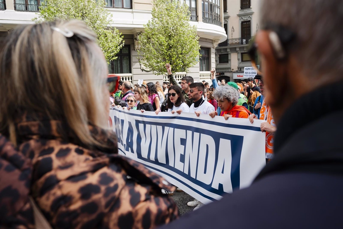 Decenas de personas durante una manifestación por la vivienda en Madrid. (Mateo Lanzuela/Europa Press)