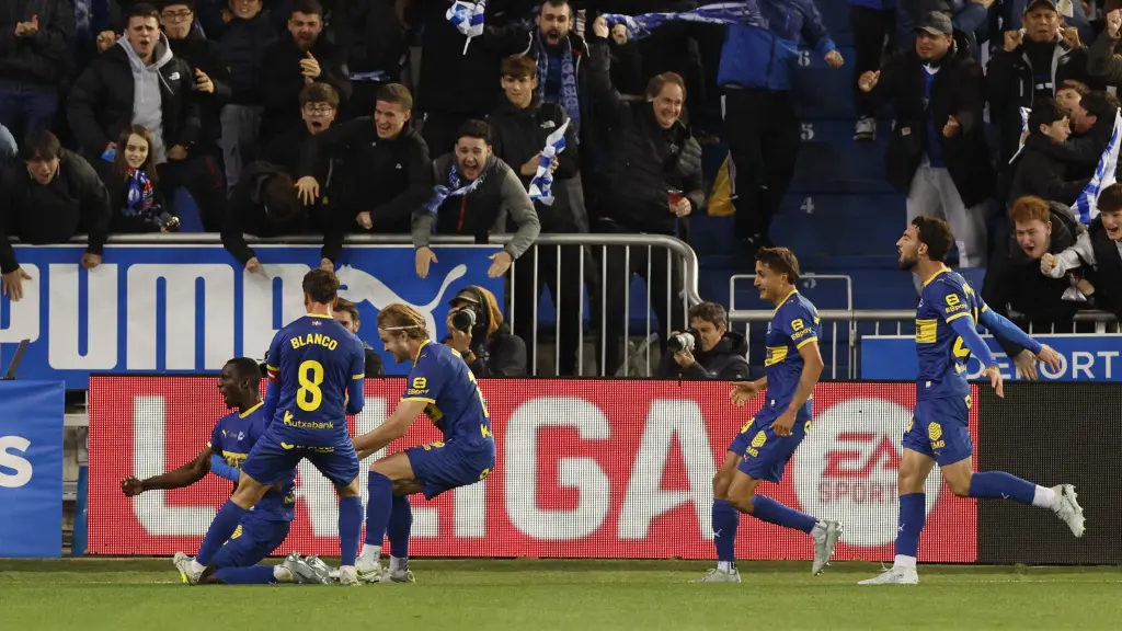Los jugadores del Alavés celebran el gol de Diabate.