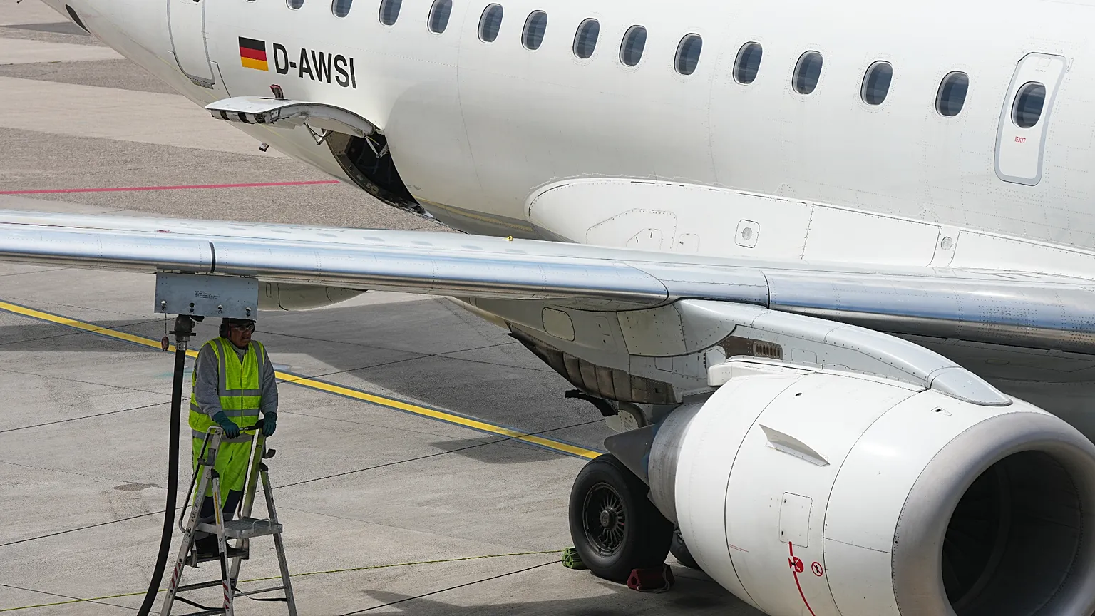 A worker fills up an aircraft with jet fuel at the airport in Duesseldorf, Germany, when airlines fear a kerosene shortage due to the war in Iran, Monday, April 27, 2026.