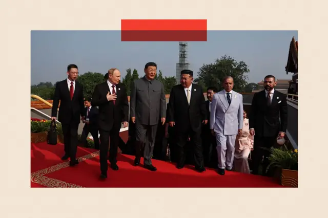 El presidente de China, Xi Jinping (centro), el líder de Corea del Norte, Kim Jong-un (3º desde la derecha), y el presidente de Rusia, Vladimir Putin (2º desde la izquierda), llegan a una recepción en el Gran Salón del Pueblo.