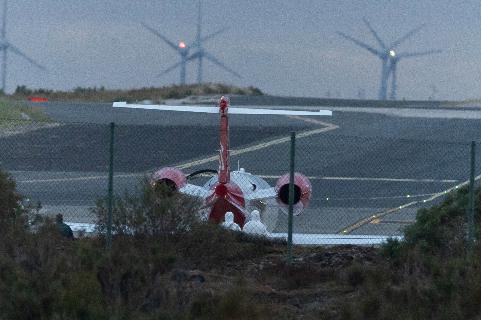 El avión que trasladó a dos de los enfermos holandeses, en el aeropuerto de Gran Canaria.