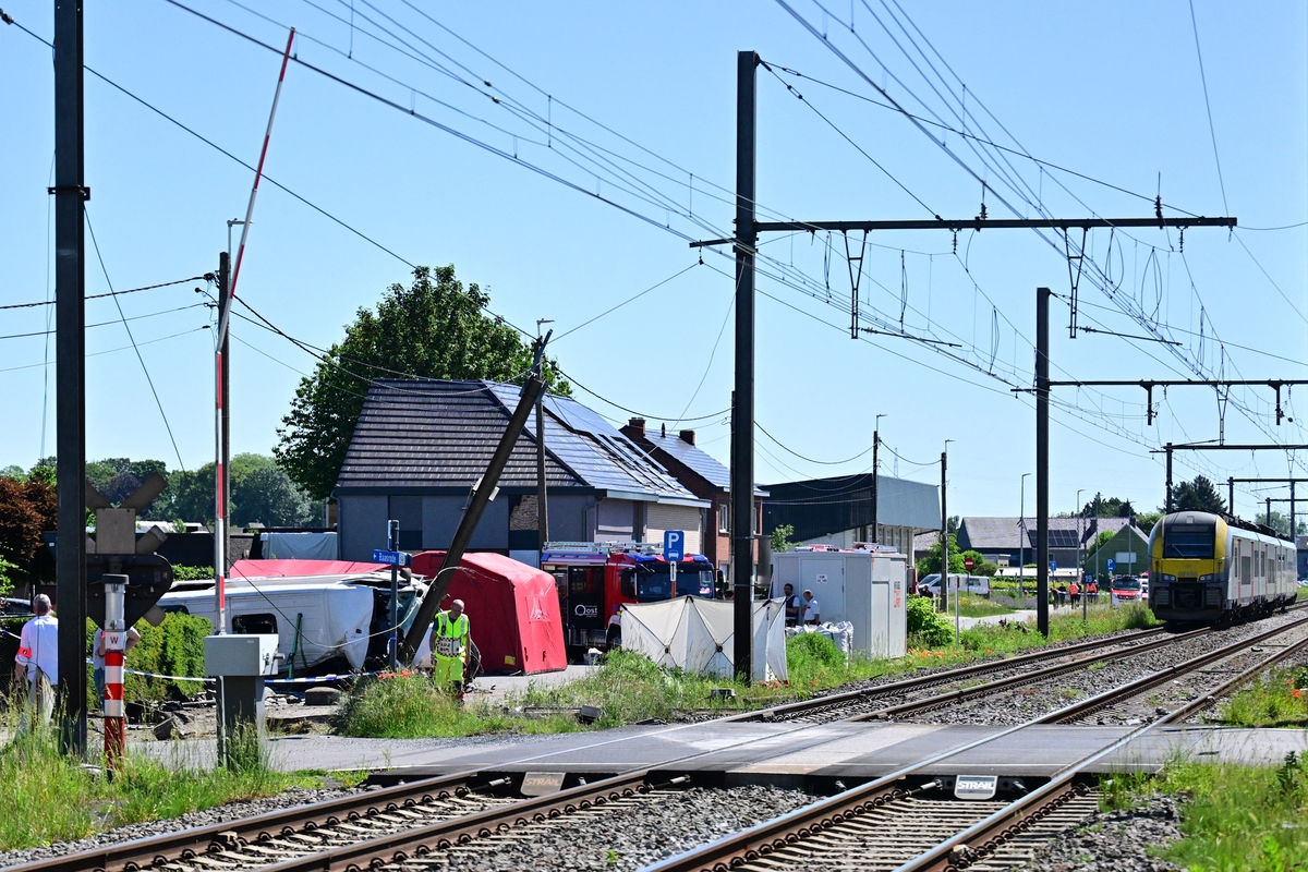 Imagen del lugar en el que ha ocurrido el accidente entre un autobús escolar y un tren en Bélgica. (Dirk Waem/Belga/AFP)