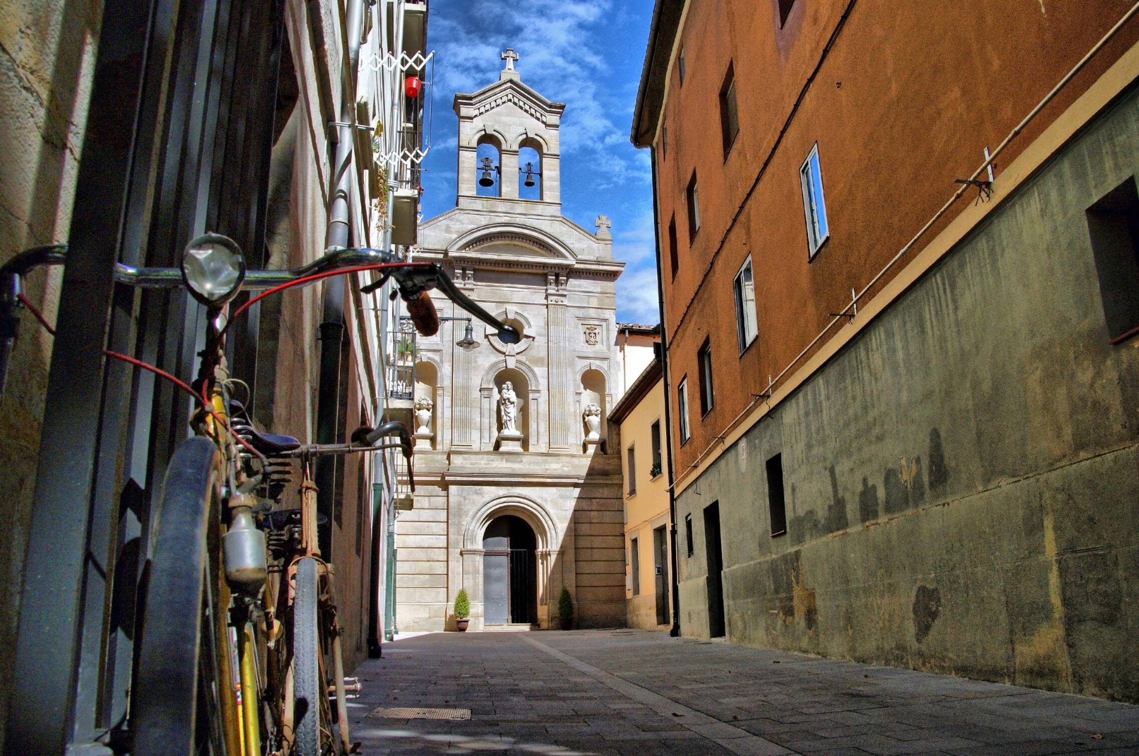 Foto: Este callejón sin salida de Pamplona fue escenario de crímenes y episodios ligados a la Iglesia. (Extraída de X)