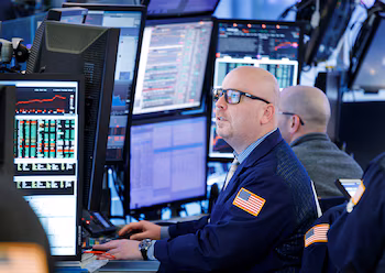 Corredores de bolsa en Nueva York. (EFE/Justin Lane)