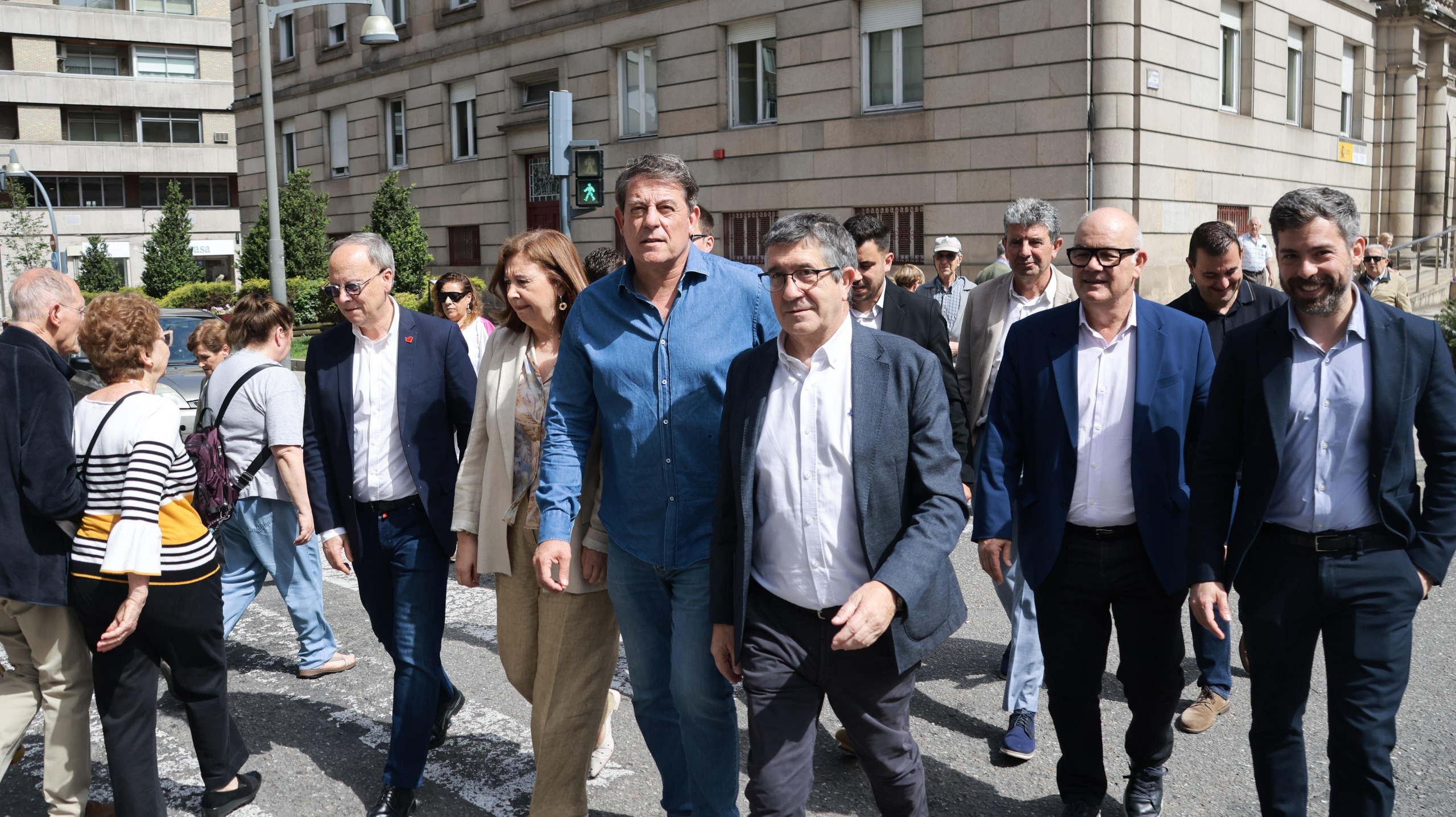 El portavoz del PSOE en el Congreso, Patxi López, junto al líder de los socialistas gallegos, este viernes, en Ourense.